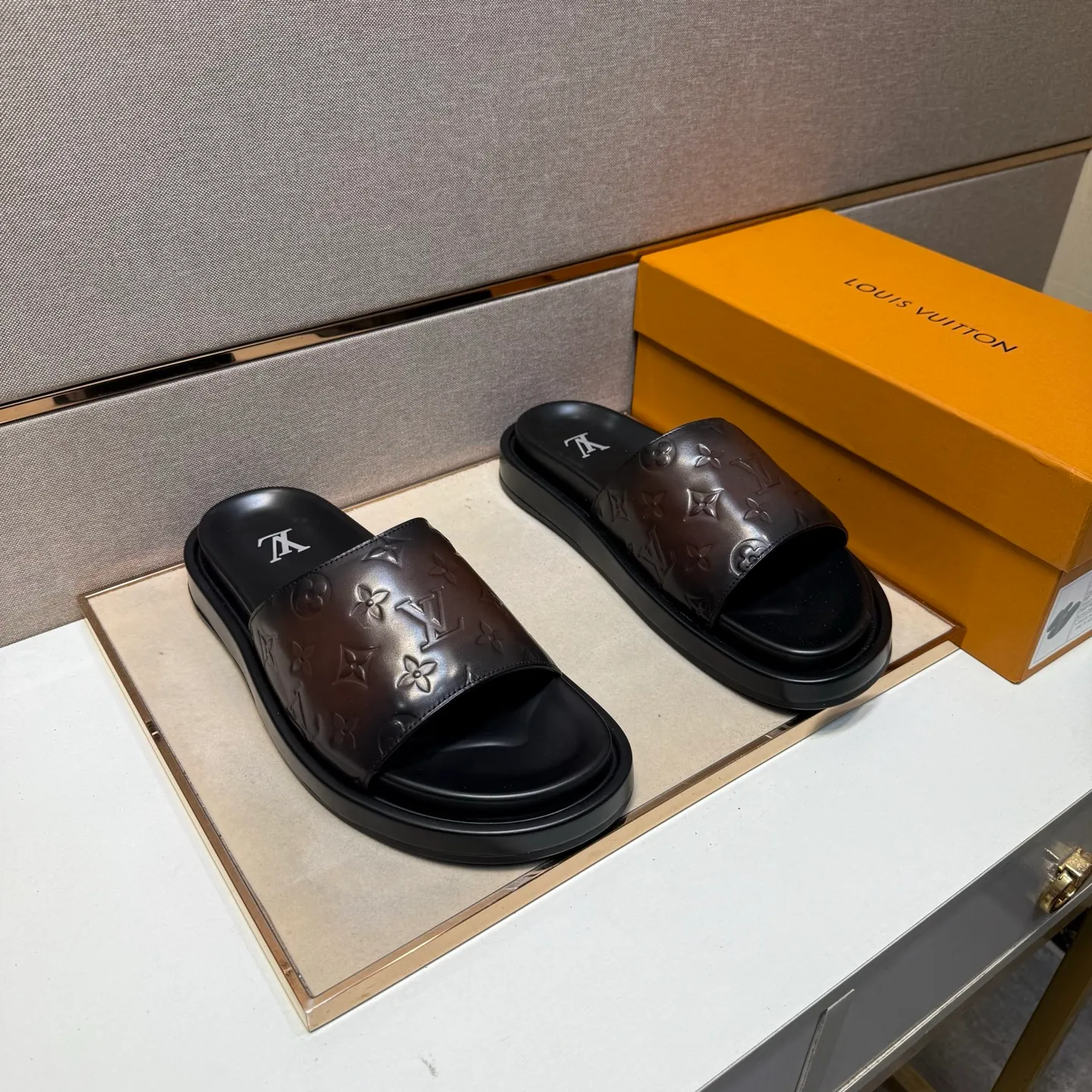 ⬛️Men's shoes 💰p400 [LV～] Men's casual slippers 2025z cabinet sales simultaneously 🔶Size: 39-44#️⃣ 🔷4 colors🔜The upper is made of cowhide stitching➕Genuine leather lining, comfortable and breathable, sole: original comfortable and wear-resistant outsole, ⚠️Real 📱Photographed🎬The real thing is better📢📢📢